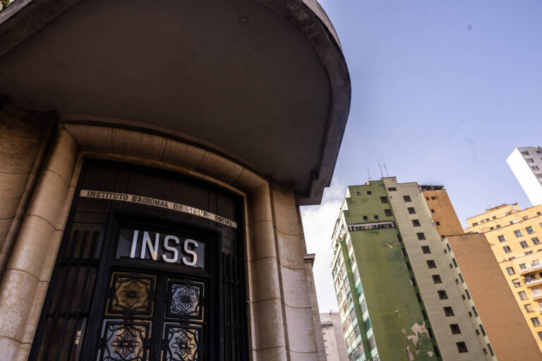 Aposentados do INSS recebem R$ 2,2 bilhões em atrasados judiciais neste mês
