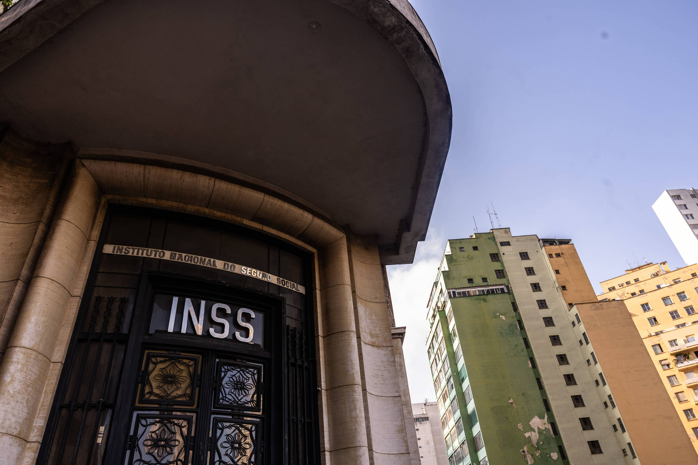 Aposentados do INSS recebem R$ 2,2 bilhões em atrasados judiciais neste mês