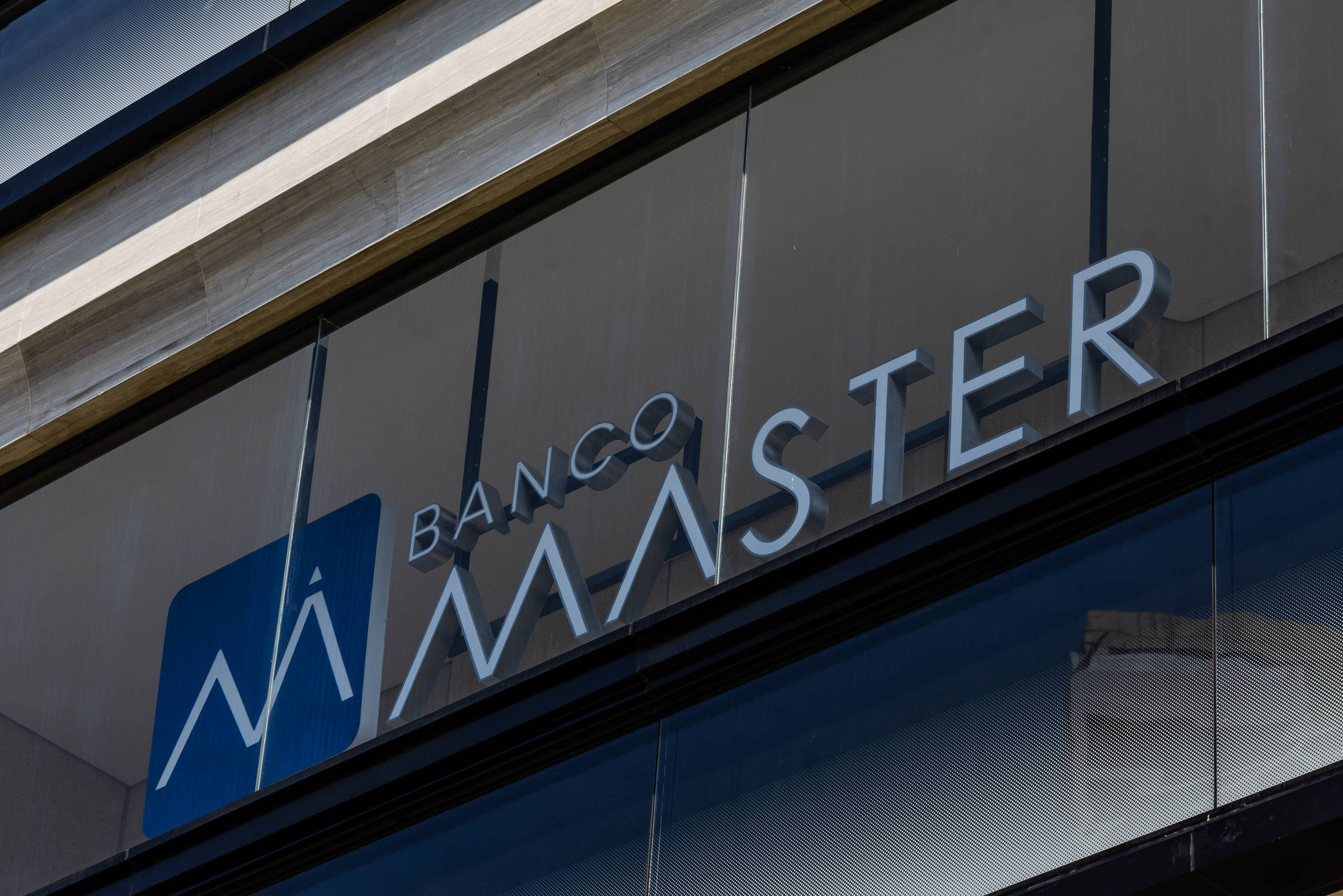 Instituições financeiras são acusadas de omissão de riscos em CDBs do Banco Master