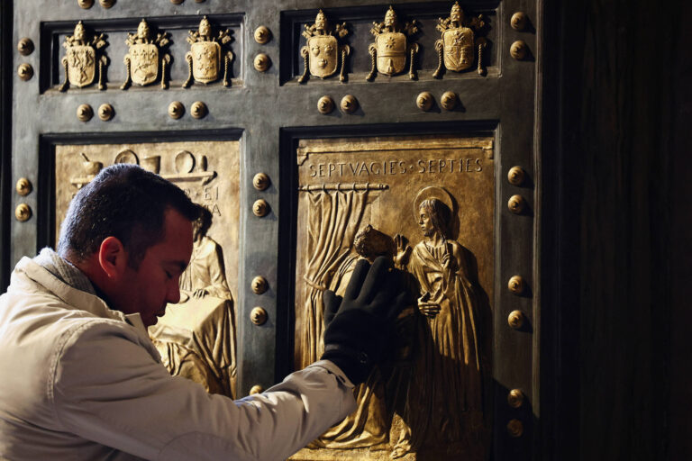 Jubileu da Igreja Católica reúne 33 milhões em Roma e marca transição papal