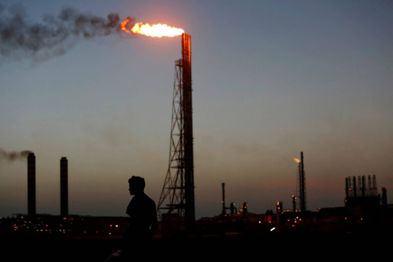 Estados Unidos suspendem parcialmente embargo petrolífero à Venezuela