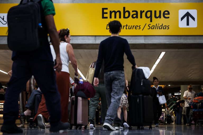 Companhias aéreas ajustam voos do Brasil após fechamento do espaço aéreo na Venezuela