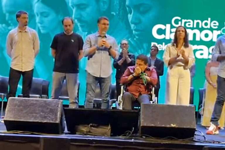 Flávio Bolsonaro busca reverter desgaste do pai nas igrejas evangélicas em 2026