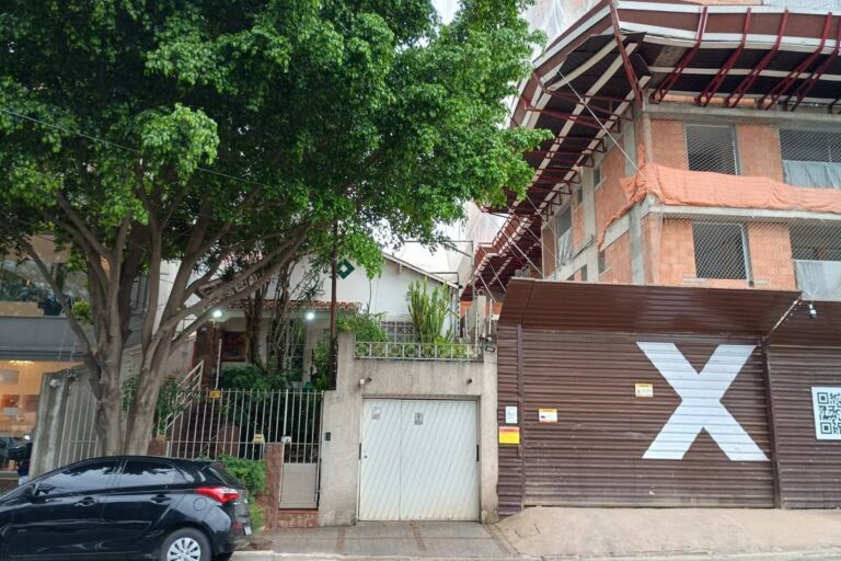 Justiça embarga obra por danos estruturais em casa vizinha em Moema