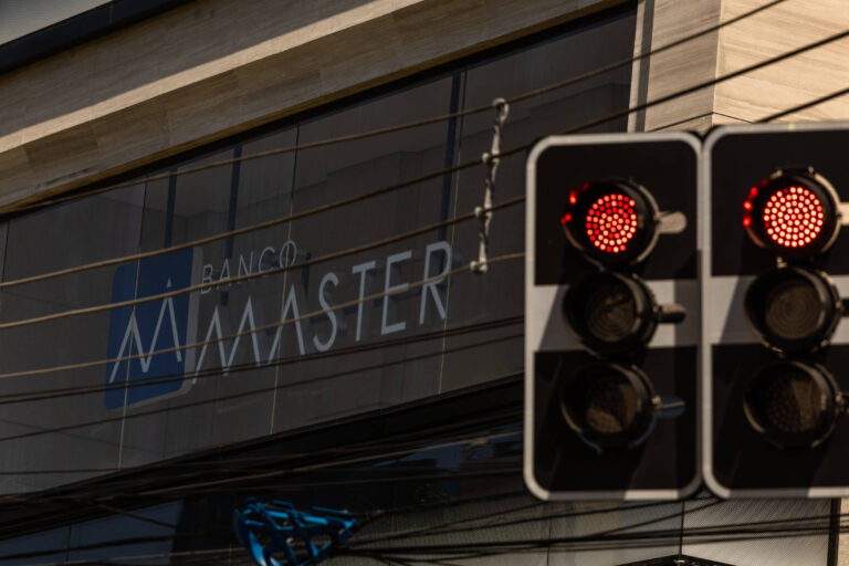 Banco Master enfrenta múltiplas condenações por descontos indevidos em benefícios de idosos