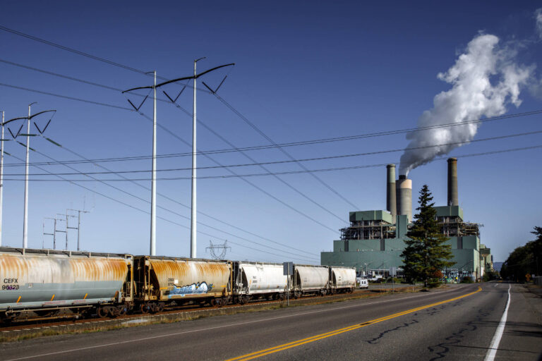 Plano de trump enfrenta custos bilionários para manter usinas a carvão abertas