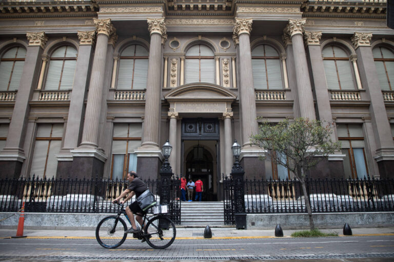 Risco-país da Argentina atinge menor nível em quase oito anos