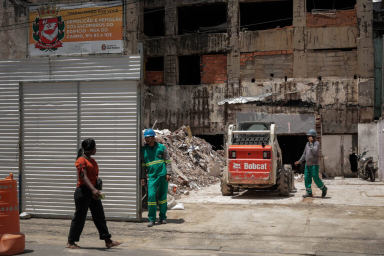 São Paulo inicia demolição do caveirão no centro da cidade
