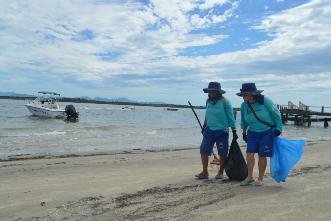 Sanepar expande limpeza ambiental para a praia da Ilha das Peças