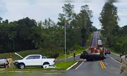 Hilux capota após colisão lateral em Manoel Ribas no Paraná