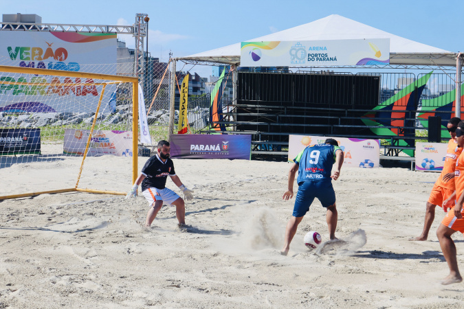 Copa Sul de Beach Soccer movimenta praia de Caiobá com final ao vivo