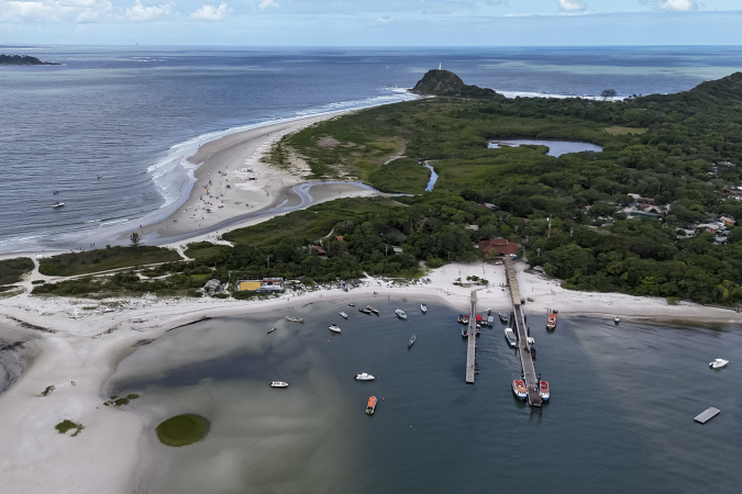 Ilha do Mel amplia turismo com saneamento e controle de acesso inovador