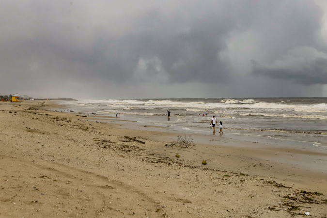 Bombeiros reforçam alerta sobre descargas elétricas no mar durante temporais no Carnaval