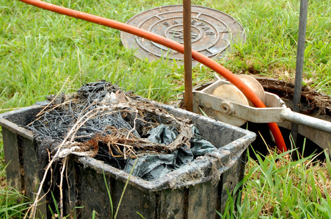 Descarte incorreto compromete redes de esgoto e pode causar refluxo residencial