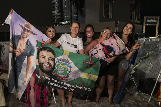 Fãs de Gusttavo Lima fazem plantão na praia para show em Matinhos