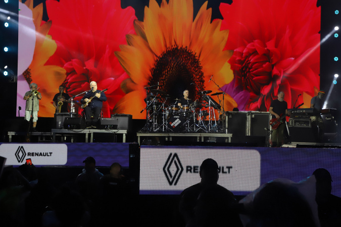Show dos Paralamas em Matinhos mistura emoção e resistência diante da chuva