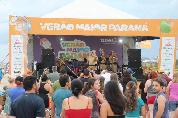 Banda da pmpr mantém animação no palco sunset em Shangri-lá mesmo com chuva