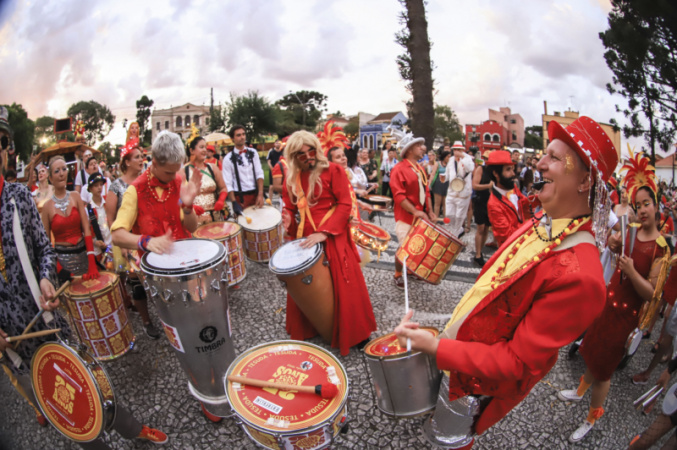 Curitiba impulsiona turismo com pré-carnavais nas ruas da cidade