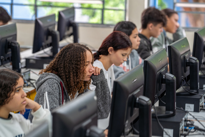 Plataformas digitais impulsionam alto desempenho dos alunos no Enem e vestibulares no Paraná