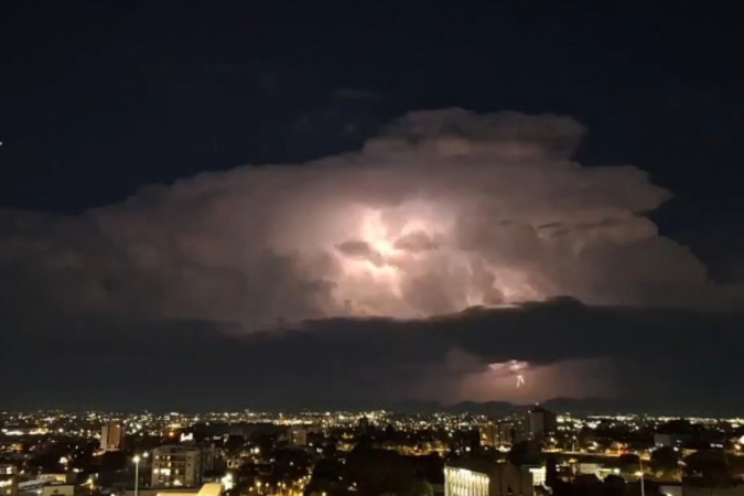 Previsão indica chuvas em queda e temperaturas oscilantes no Paraná