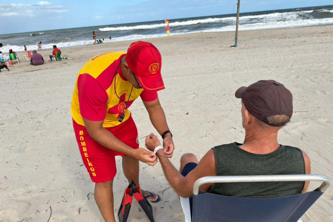 Cuidados com idosos garantem praia segura durante o verão no Paraná
