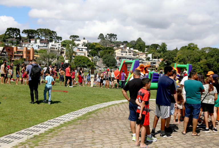 Verão Curitiba 2026 oferece skibunda e canhão de espuma neste domingo
