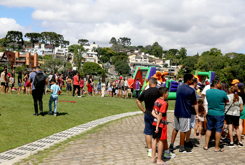 Verão Curitiba 2026 traz brincadeiras e esportes gratuitos para sete parques