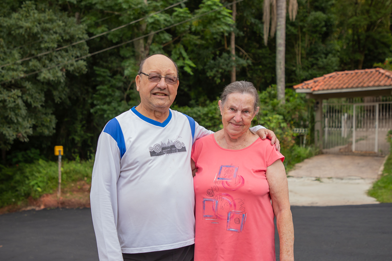 Asfalto renovado avança nas ruas Nazareno Collini e Adelino Alexandrino Marquezini em Curitiba