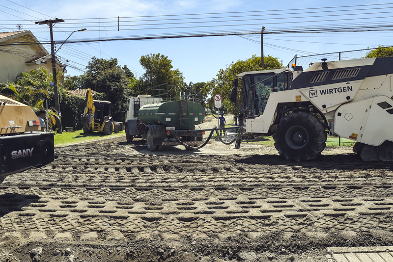 Rua do Xaxim recebe asfalto novo após obra de macrodrenagem histórica