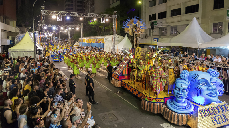 Programação do carnaval 2026 agita o centro de Curitiba com desfiles e blocos
