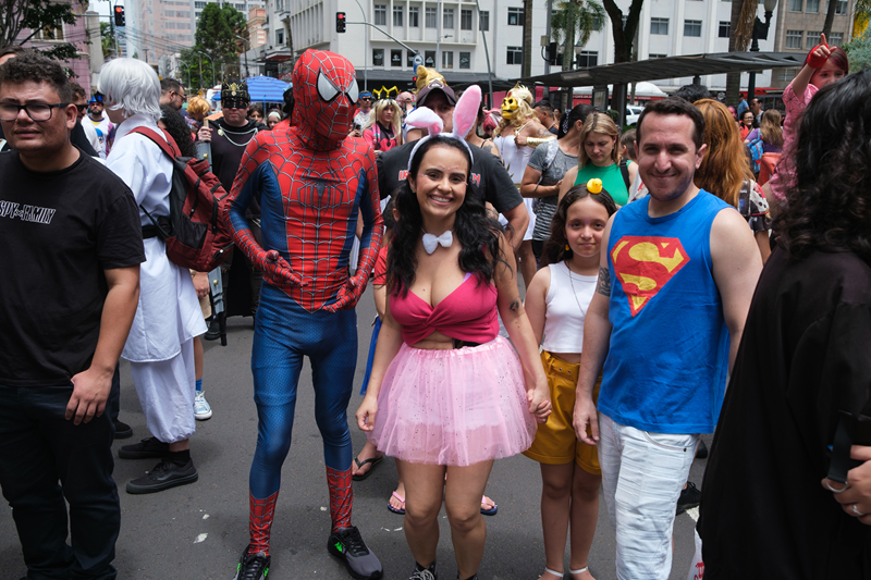 Carnaval de Curitiba inicia com folia nerd e bailinho infantil animado