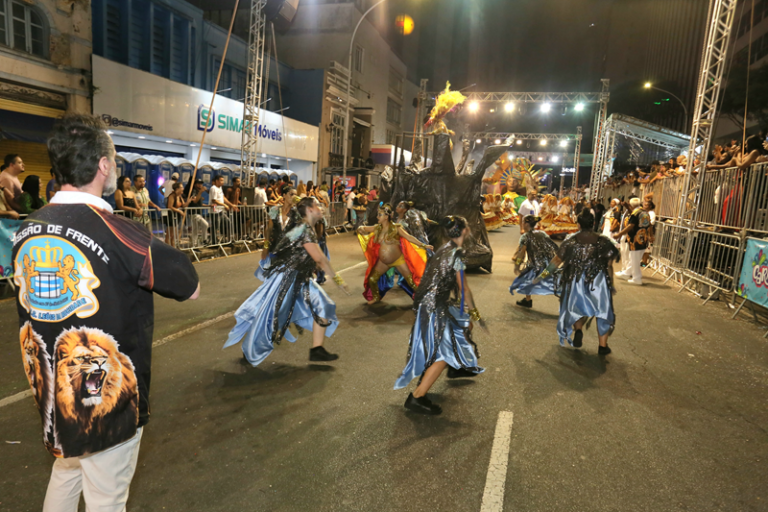Bloco asiático destaca diversidade cultural no carnaval 2026 de Curitiba
