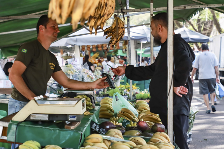 Feiras de artesanato em Curitiba movimentam sábado com programação diversificada