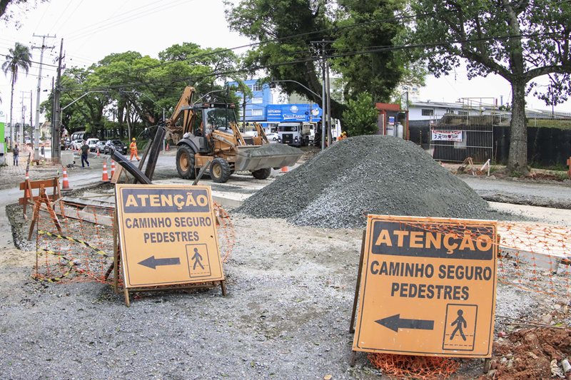 Mudanças no trânsito afetam avenida Manoel Ribas e ruas das Mercês