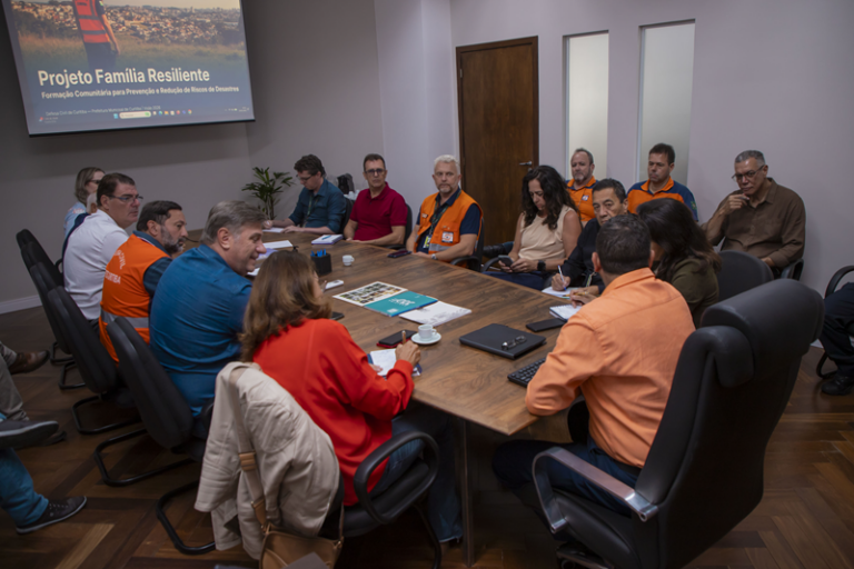 Defesa civil capacita servidores para emergências em Curitiba