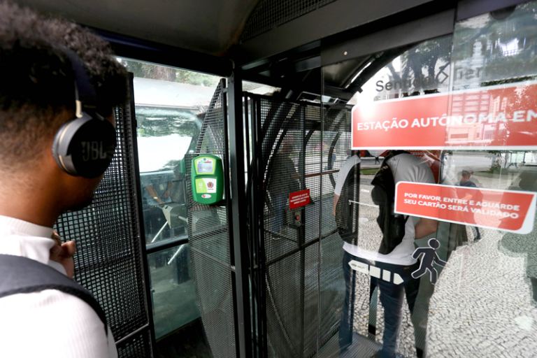 Urbs amplia testes com estações-tubo autônomas em Curitiba