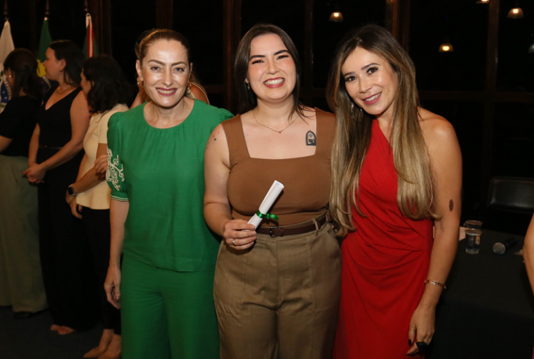 Saúde forma 62 especialistas nas áreas médica e multiprofissional em Curitiba