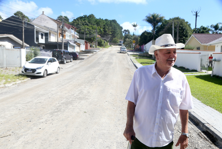 Prefeitura retoma pavimentação definitiva em ruas do bairro Tingui