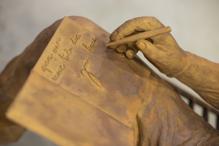 Escultura de Jaime Lerner passa por acabamento final antes da instalação na Rua XV