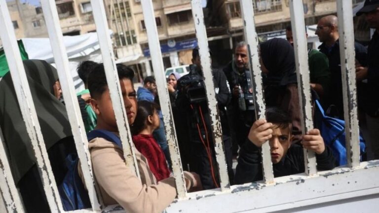 Mulheres relatam confisco de pertences e presença de milícias na passagem de Rafah