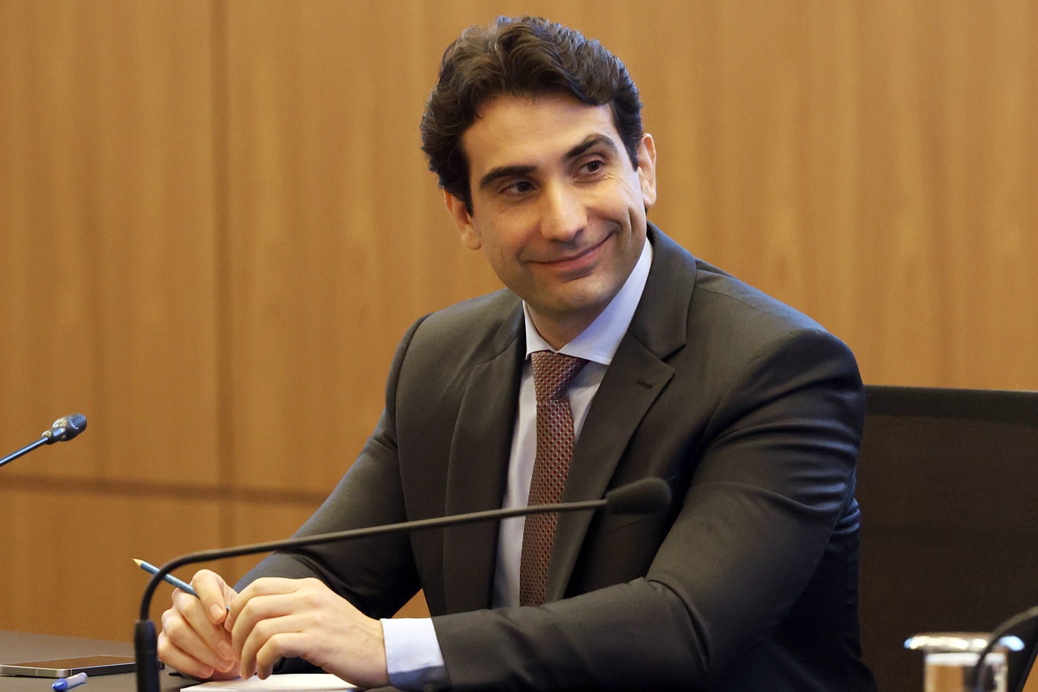 Gabriel Galípolo destaca juros altos e inflação persistente no Brasil