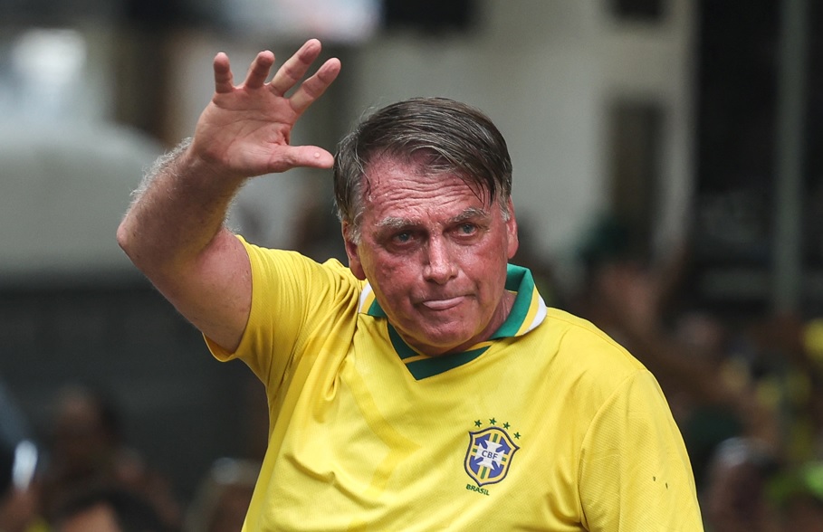 Defesa de Jair Bolsonaro solicita visita familiar durante estreia do Brasil na Copa do Mundo