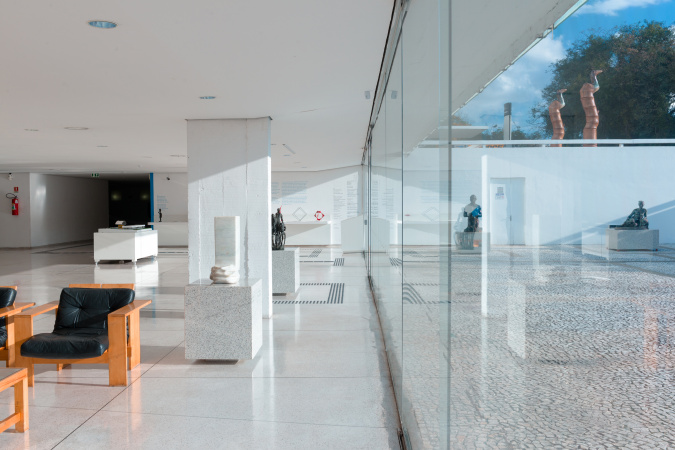 Arte para maiores destaca arquitetura do Museu Oscar Niemeyer em março