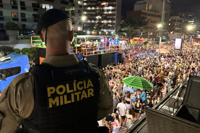 Carnaval no litoral do Paraná atrai quase 500 mil foliões no fim de semana