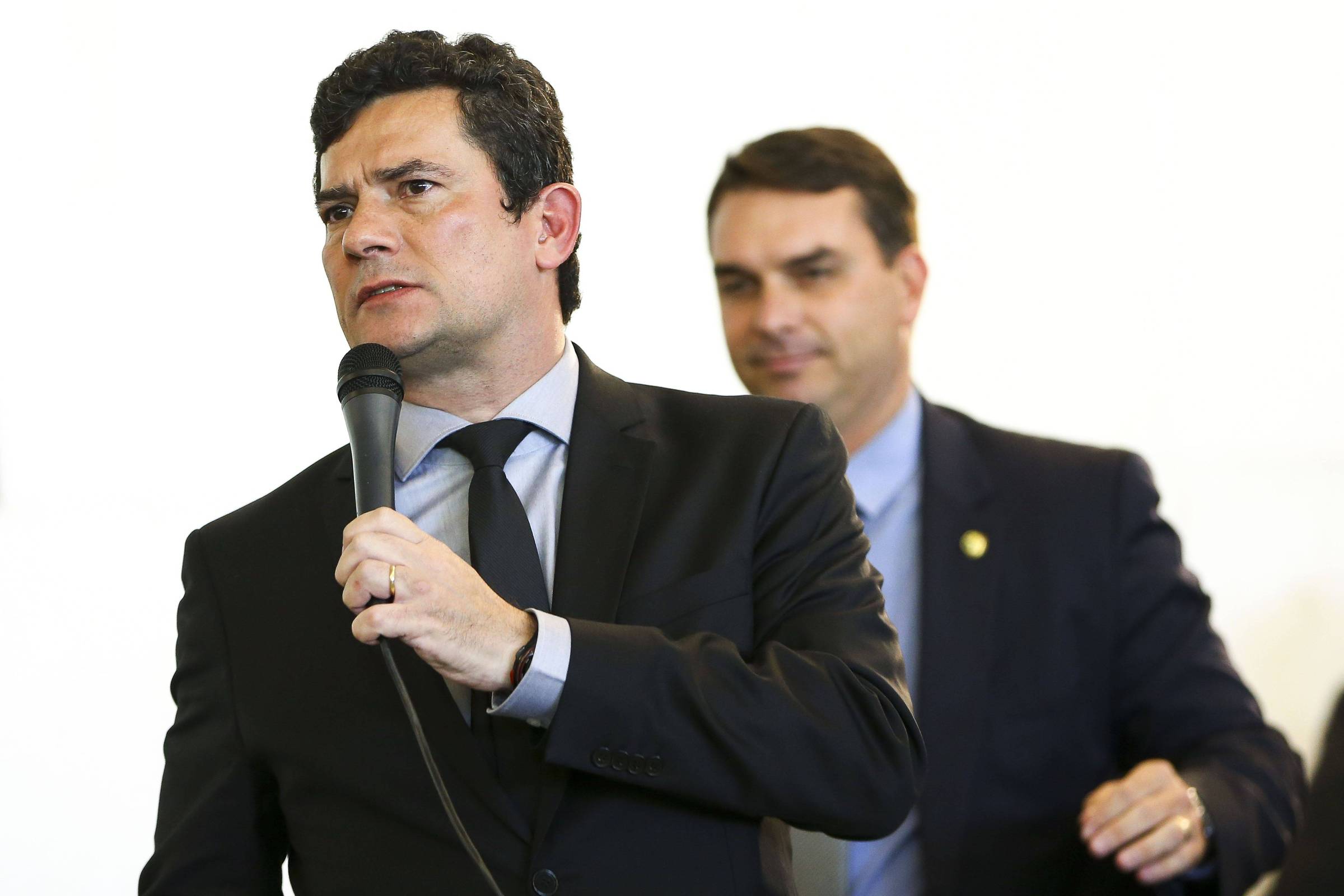 Flávio Bolsonaro pode apoiar Sergio Moro no Paraná para conter Ratinho Jr.