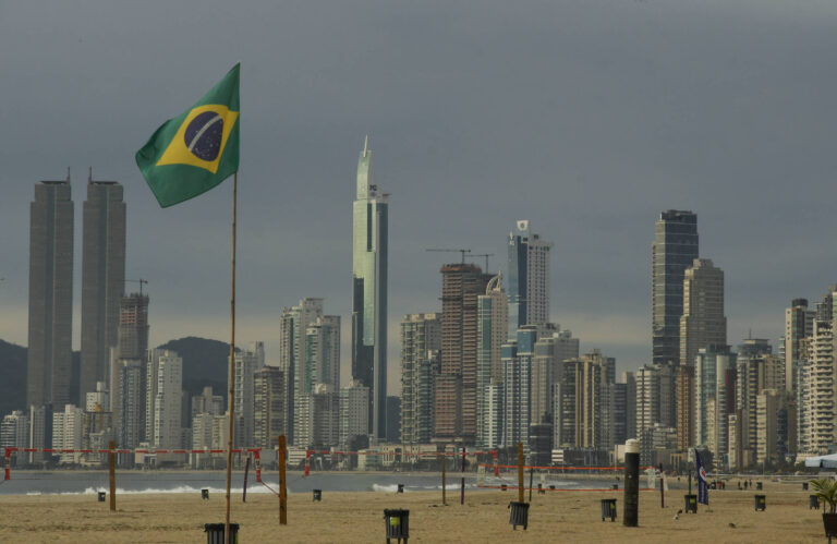 Mais da metade dos municípios de Santa Catarina registra traços de agrotóxicos na água potável