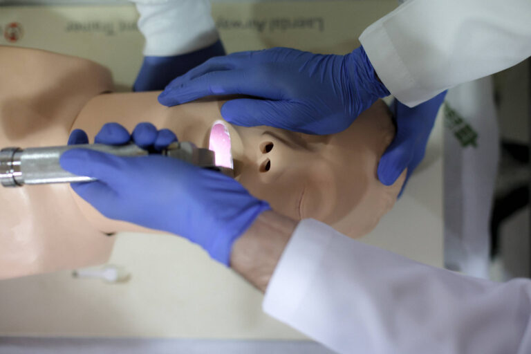 Cotas ampliam acesso na medicina, mas dificultam residência médica, revela estudo