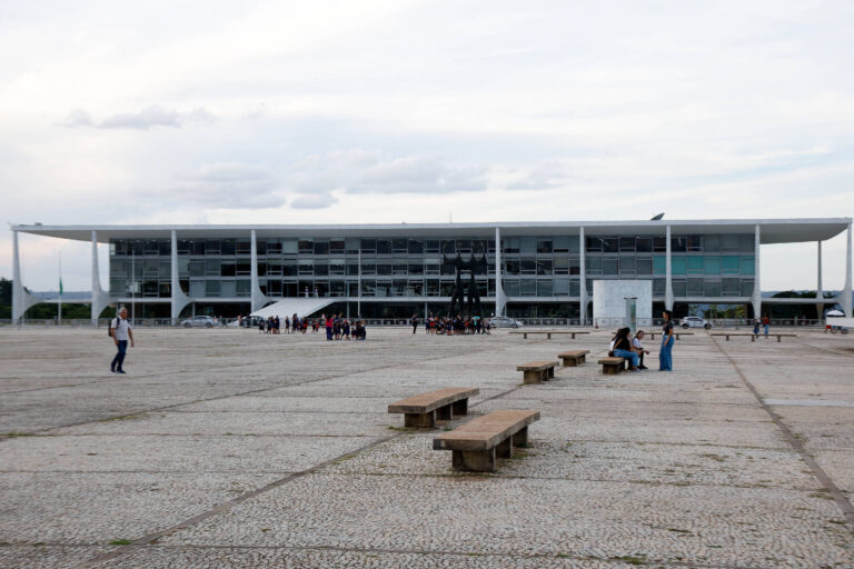 Impeachment e renúncia de juízes revelam desafios institucionais na América Latina