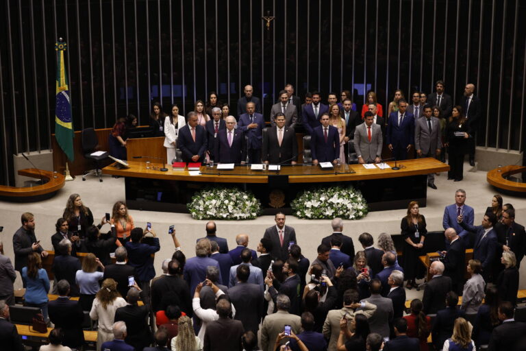 Congresso reduz emendas para educação e amplia recursos para assistência social em 2026