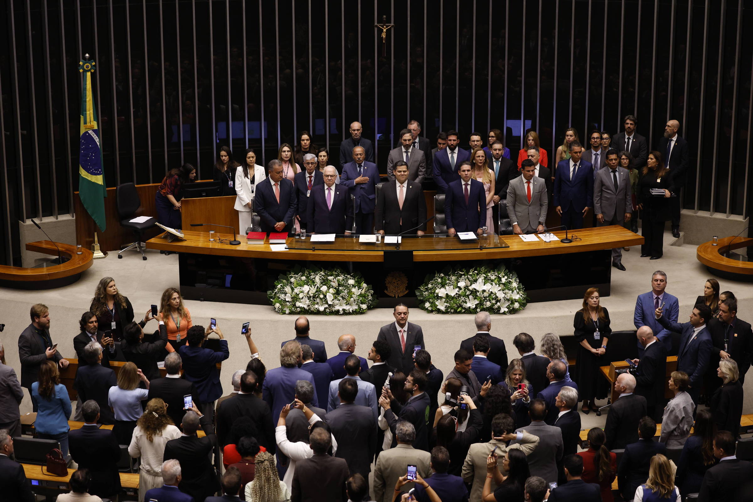 Congresso reduz emendas para educação e amplia recursos para assistência social em 2026